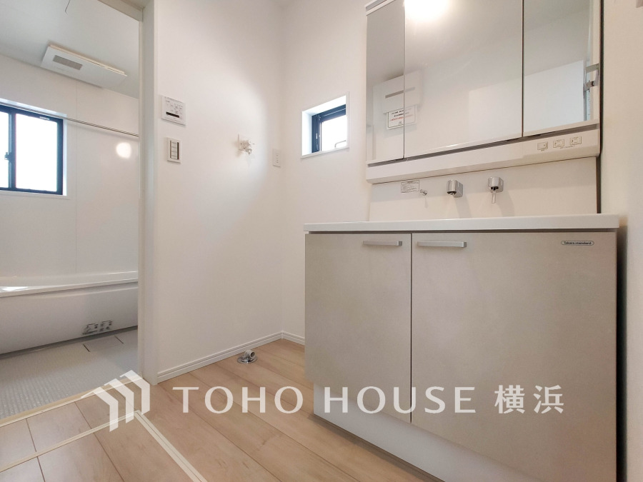 使いやすい機能が備えられた清潔感溢れる洗面空間。収納も充実しています。
