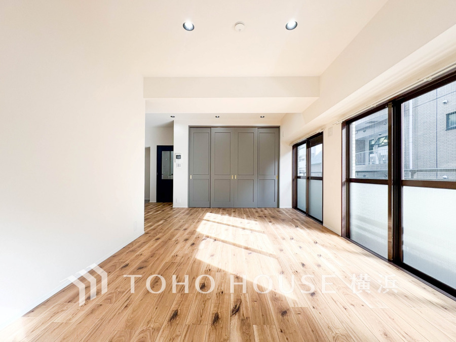 柔らかな色合いのフローリングと清潔感の溢れるクロスが明るい空間を創り出しているリビングダイニング。憩いの場に相応しく、ここで楽しむ家族の時間が絆をより深めてくれそうです。