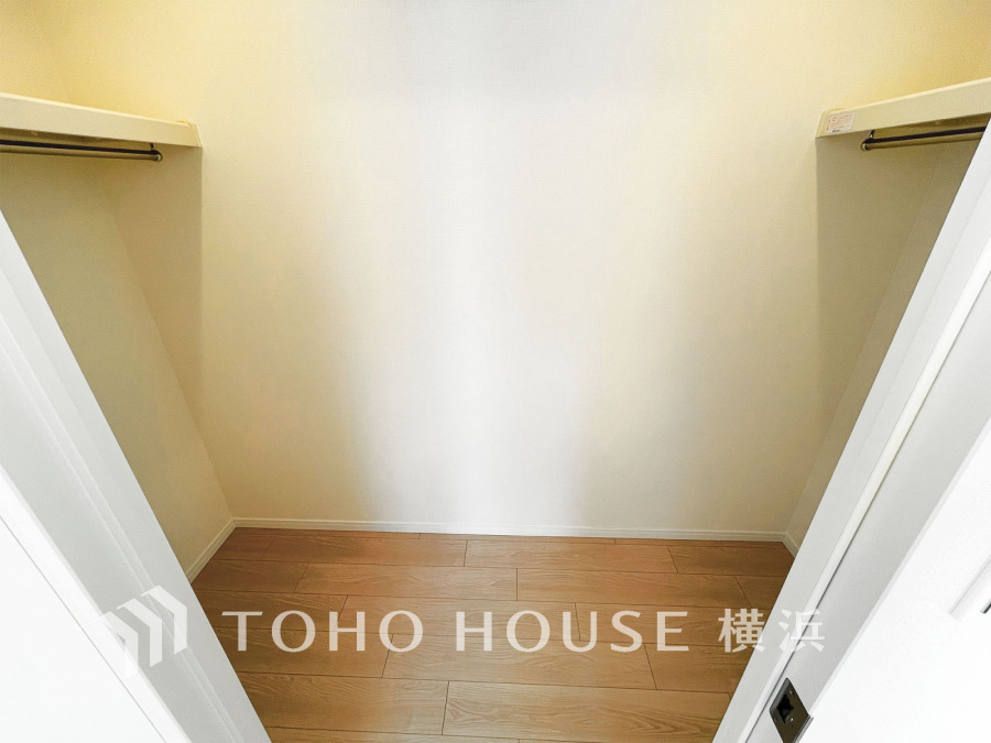 十分な収納力を備えたウォークインクローゼット。整理整頓がしやすく、衣類や小物をすっきり収納できます。