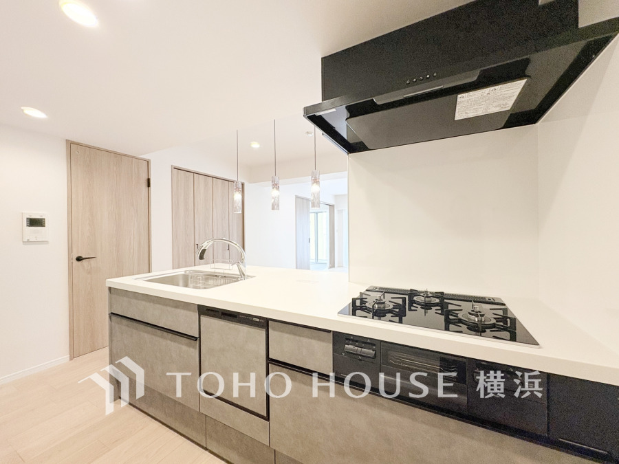 新規交換されたキッチンは、タッチレス水栓・食洗器・ディスポーザー付き。美しさと機能性が一つになったキッチンです。

