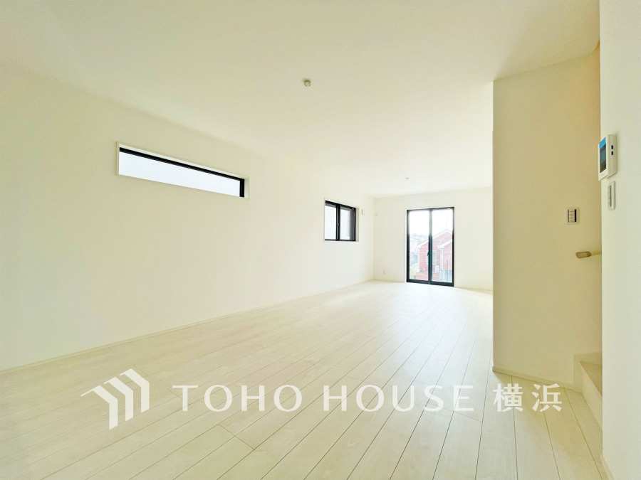 家族の集うLDKは広々19.8帖。広く取られた窓からたっぷりと光が入る明るい空間です。
