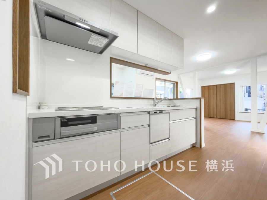 明るく開放的な対面キッチンは家族との会話も弾み、収納も充実した使いやすい設計です。