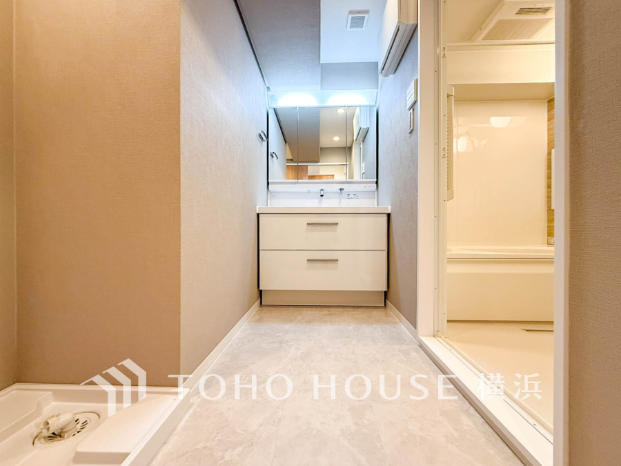 十分な大きさの洗面台は、身だしなみチェックや歯磨きなど、朝の慌ただしい時間でも余裕とゆとりを感じて頂けます。