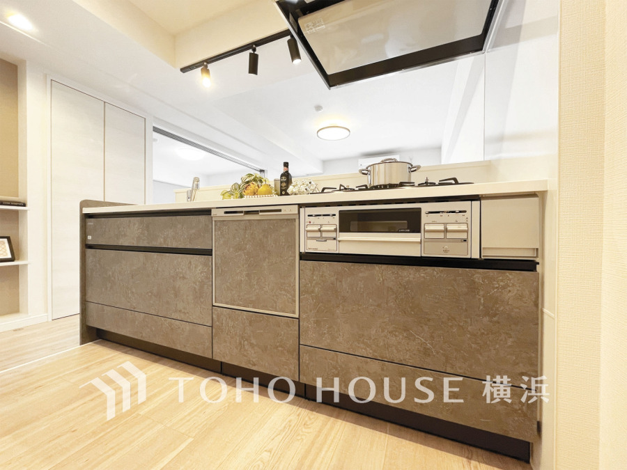 スタイリッシュなデザインのシステムキッチンは、収納力と使いやすさを兼ね備えた快適な調理空間です。
