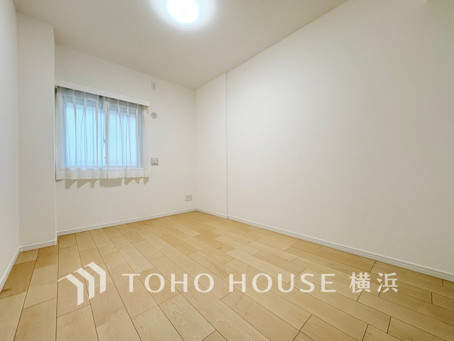 明るい自然光が差し込むシンプルで清潔感のある洋室。快適な住空間を実現します。