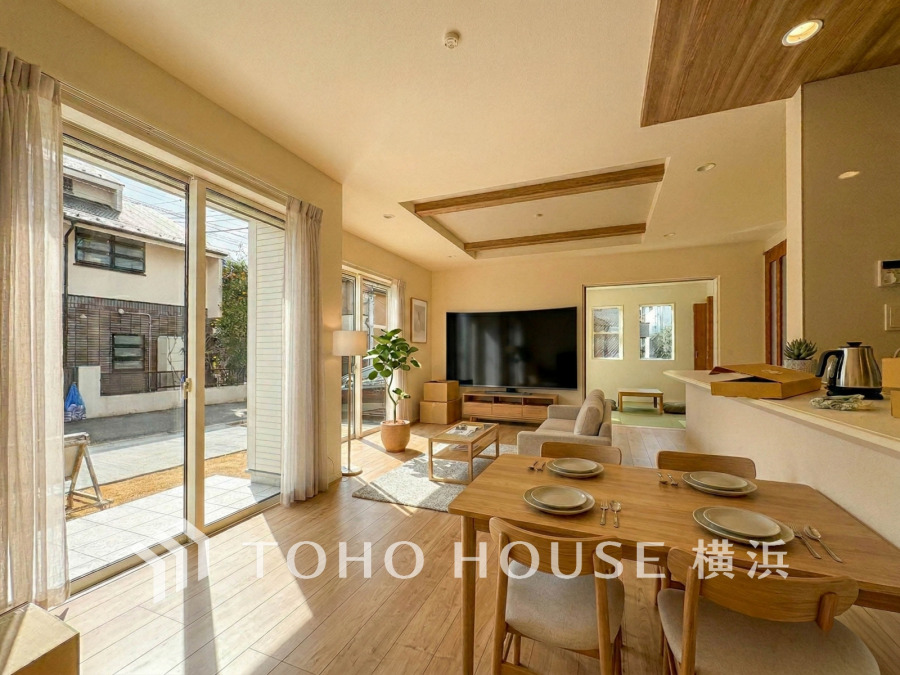 太陽の恵みを受けた明るい空間。吹きぬける風を感じながら爽やかで風通しの良い暮らしが叶います。（家具・装飾品はAI加工です）
