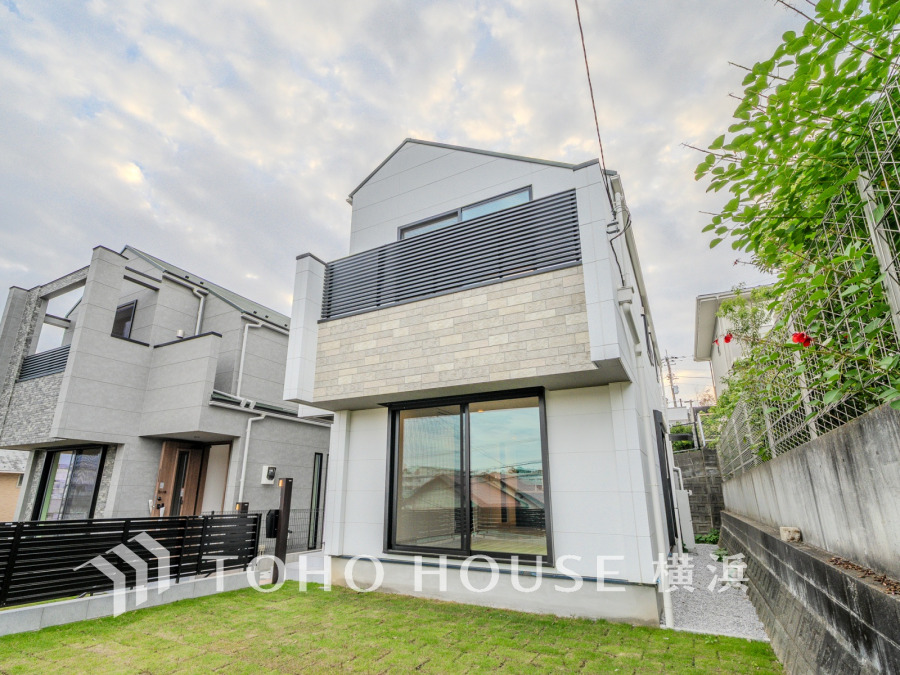 ふりそそぐ陽射しと開放的な空間形成。青空を背景に更なる美しさを醸す佇まい。暖かな陽光と爽やかな風がハーモニーを奏でる上質な空間を愉しむ暮らしがここにある。