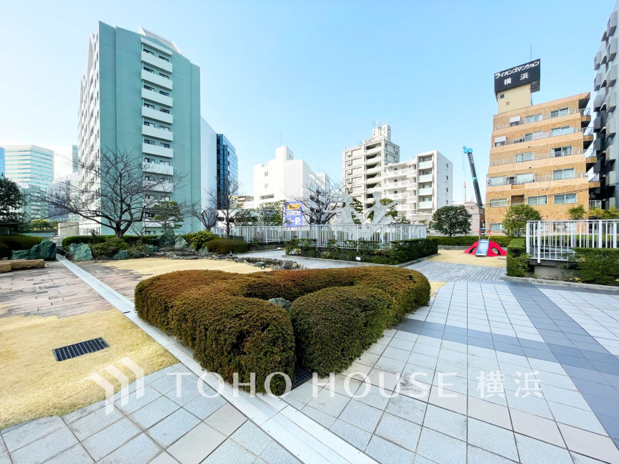 開放感あふれる共用庭園は美しく管理された憩いの空間。