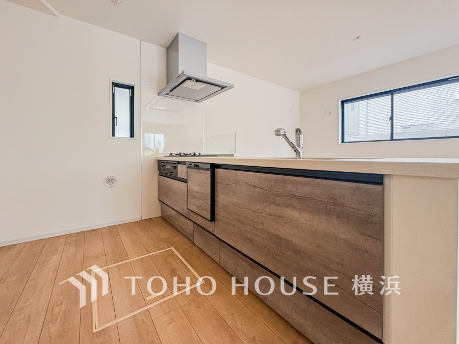 プライベートスペースを彩るインテリアとしての美と、快適な日常を支える機能性と強さがひとつになったキッチンです。開放的な対面カウンターキッチンはリビングと一体感のある空間。