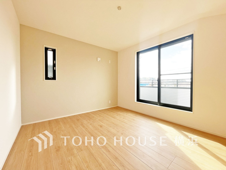 バルコニーに面した明るい洋室。穏やかな陽射しが、ゆったりとした寛ぎの時間を包みます。