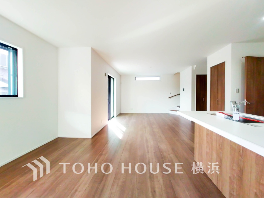 柔らかな光が広がり、デザインされた美しい内装が織り成す家族の集う場所。楽しい会話やさまざまな時が織りなすご家族の時間が丁寧に紡がれていく大切な空間。