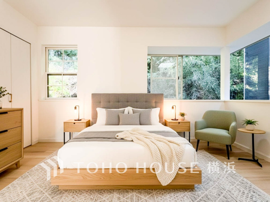 1日の疲れを癒し、心地よく寛げるようゆったりとした広さを確保しています。プライベートタイムをより優雅に穏やかに…。落ち着いた雰囲気を紡ぎます。(家具・装飾品はAI加工です）