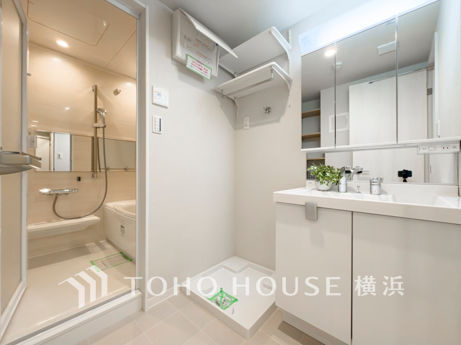 ご家族の1日が始まり、1日の終わりを締めくくる洗面空間。洗濯機を配置しても十分なスペースを確保した設計となっております。