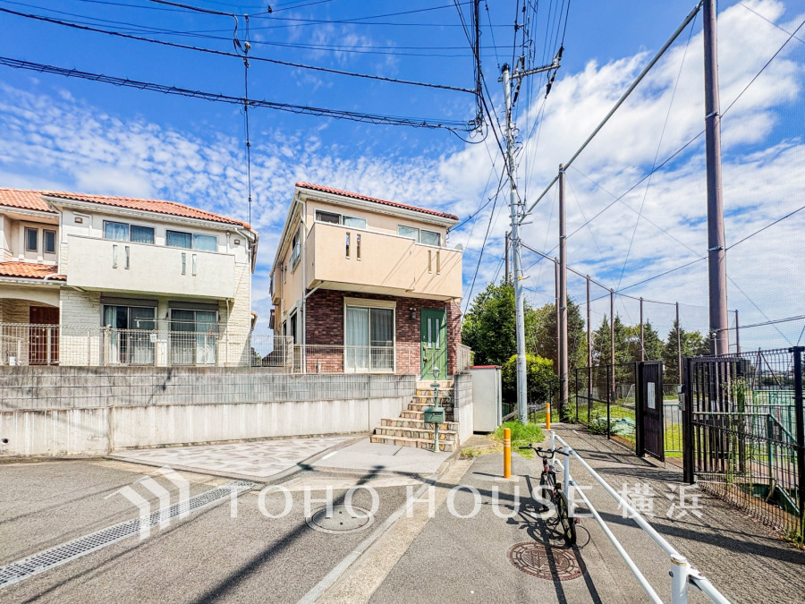 閑静な住宅街に立つ陽当たり良好な2階建て住宅。隣接するスポーツ施設も魅力の快適な住環境です。