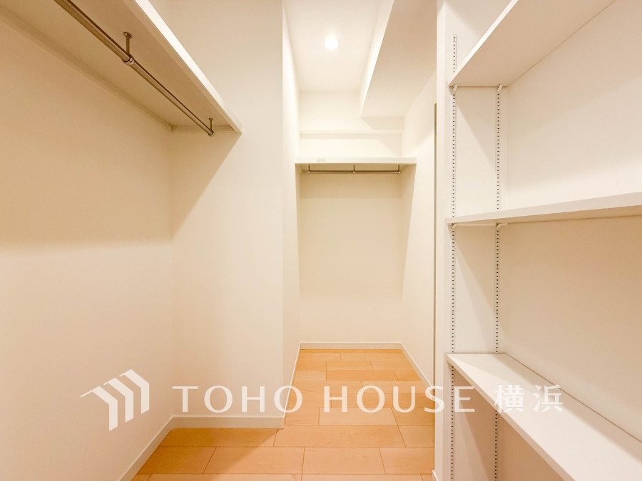 収納力抜群の大型WIC。棚とハンガーパイプで整理整頓がしやすく、生活空間をすっきり保てます。