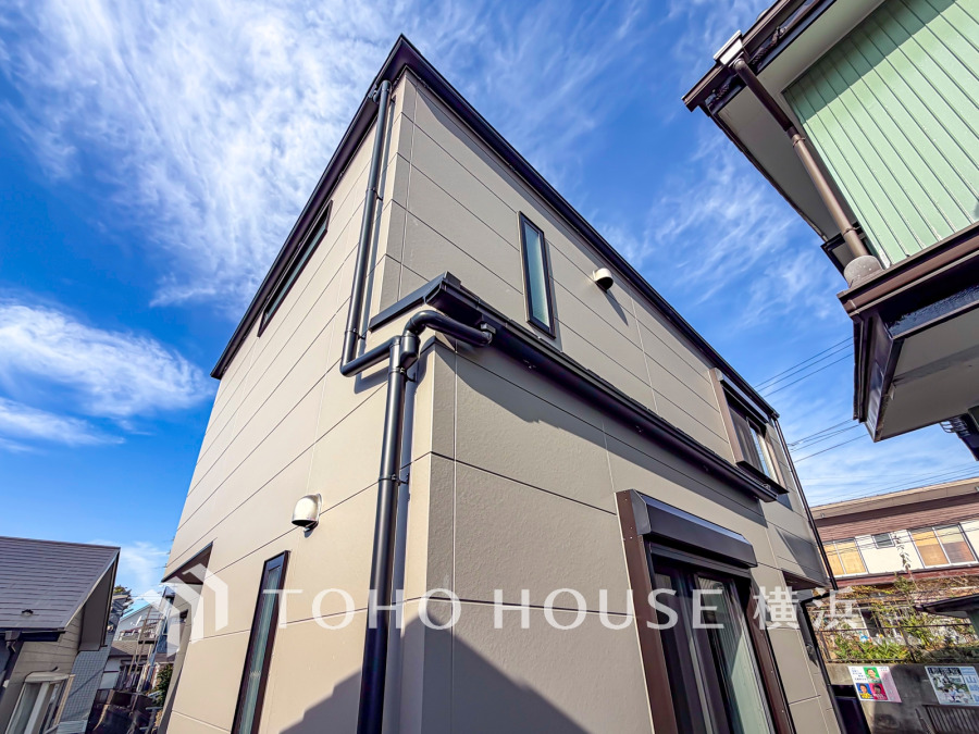 穏やかな風と陽光を導き、プライバシーに配慮された設計プランを採用し、居住性を一段と心地よいものにしています。周辺環境とのコラボレーションにより明るく開放的な空間を演出。