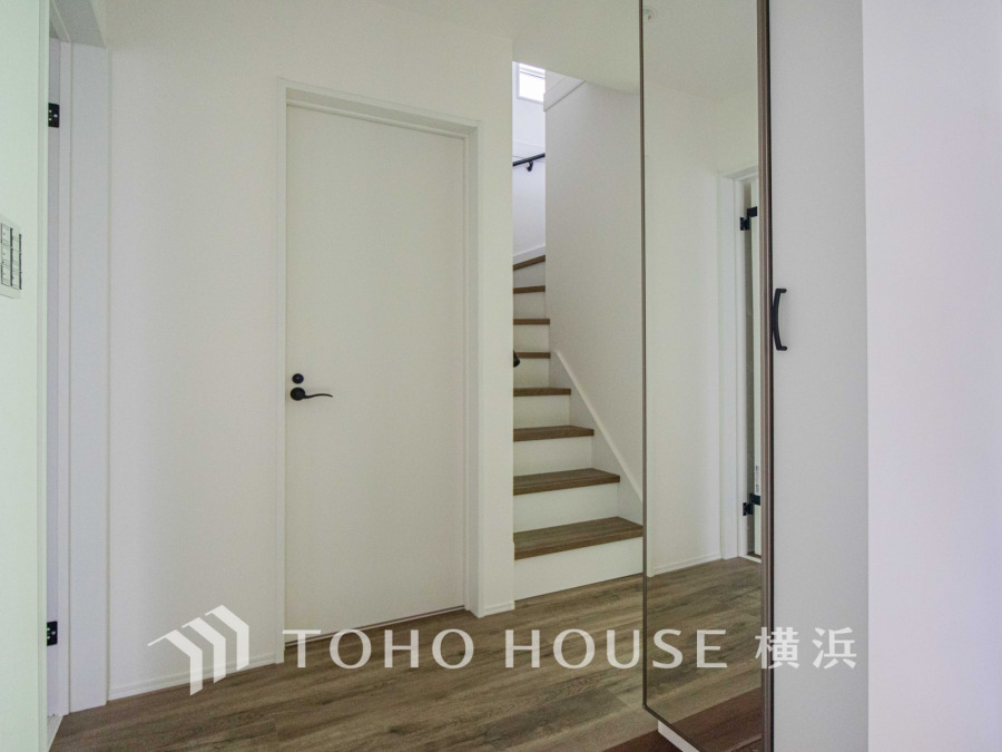 上質感漂う玄関と廊下。居住者の帰り、訪れる方を優しく迎える・安らぎに満ちた生活空間を予感させる。健やかな暮らしを楽しめることでしょう。