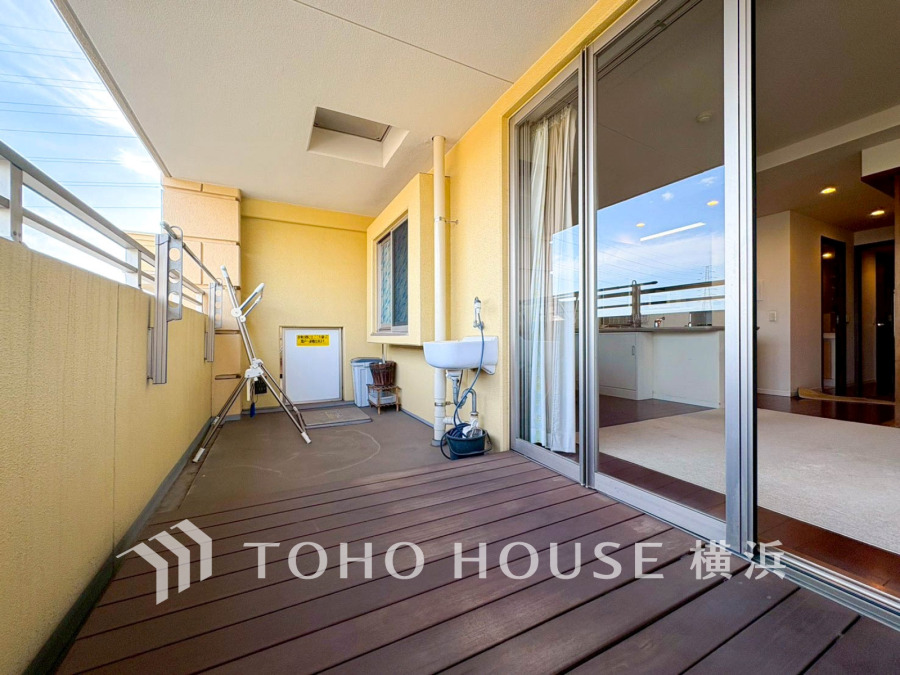 キッチンからリビングへ、そして大きな窓を抜け、オープンテラスへと広がる空間の連続性は、ガーデンパーティーにも適した設計。見事なまでの開放的な空間をお楽しみください。