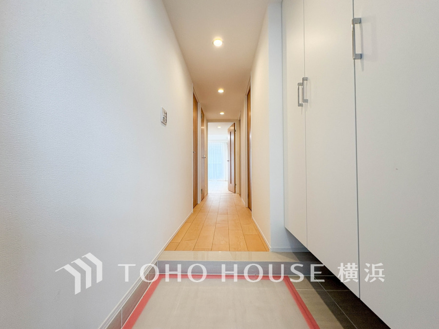上質感漂う玄関と廊下。居住者の帰り、訪れる方を優しく迎える・安らぎに満ちた生活空間を予感させる。健やかな暮らしを楽しめることでしょう。