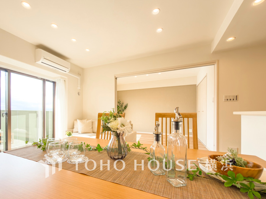 ここにはみんなが集い、食事と楽しい会話が始まる。話に夢中になりすぎて、ついつい時を忘れてしまう。そんな束の間の幸せを感じさせてくれる場所。