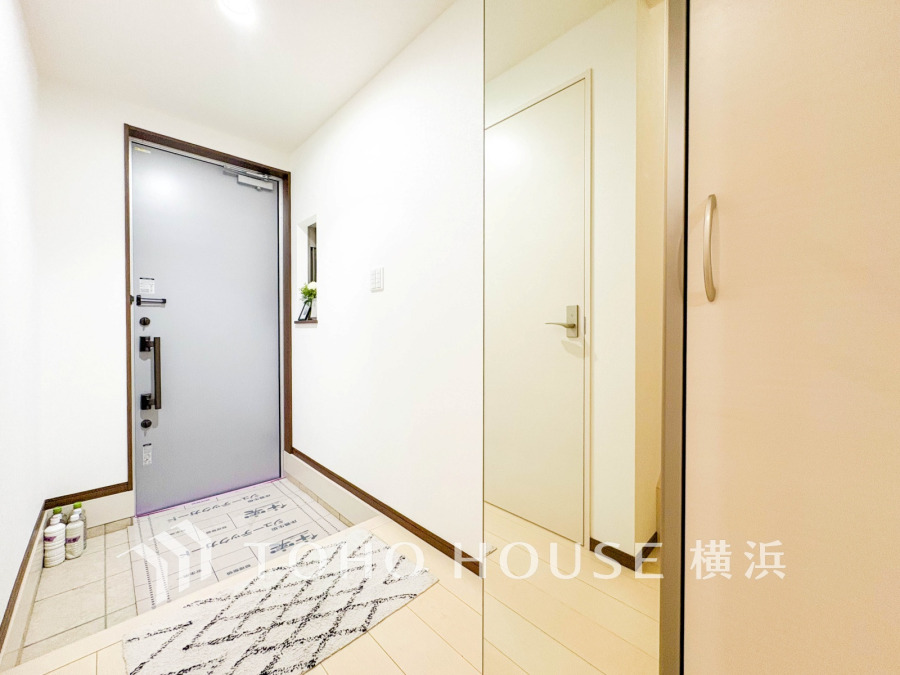 お客様をお迎えする玄関は落ち着いた雰囲気。帰り着くたびに洗練されたテイストの空間に迎えられ誇りと喜びを感じる玄関まわりです。