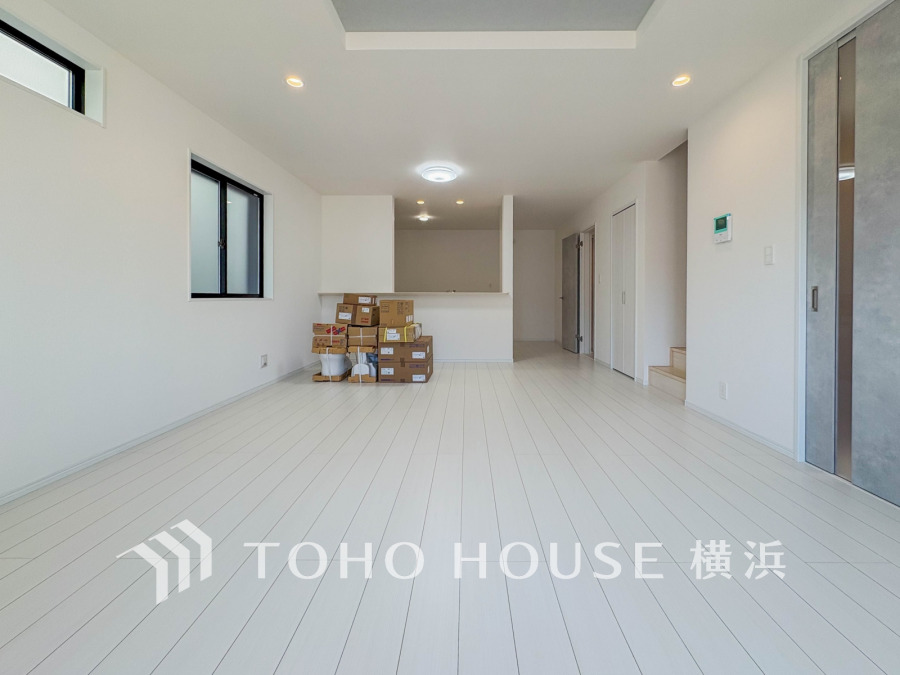 家族と過ごすひと時を溢れる光が優しく包み込むリビングダイニング。家族とともに、心穏やかに過ごすひととき。家族との時間、自分の時間を大切にできる空間がここにあります。