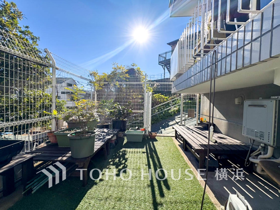 毎日の暮らしの中に癒しを与えてくれるお庭スペース。小さなお子様の遊び場にもちょうど良い空間です。ガーデニングで色とりどりの草花を綺麗に飾ればより一層華やかな空間になります。