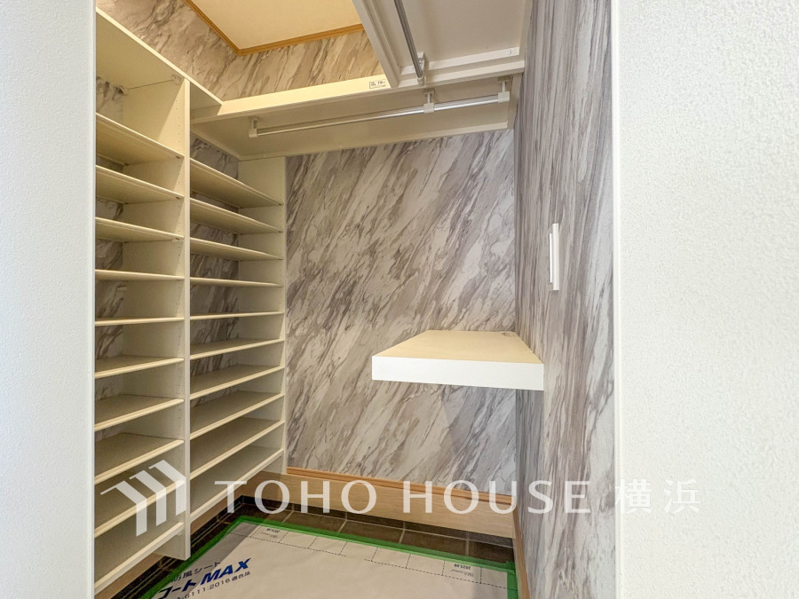 玄関脇にはシューズインクローゼットを完備。ご家族皆さんの靴もしっかり収納できます。広さもあるので、ゴルフバッグやベビーカーなども収納できます。