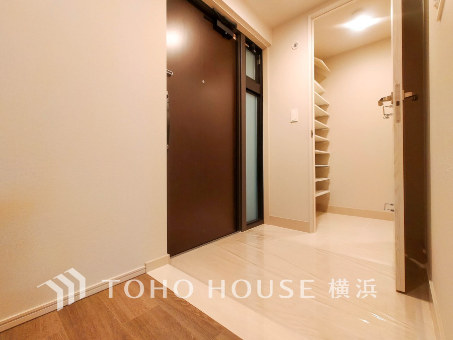 玄関には、ご家族みんなの靴をたっぷりと収納することができるシューズインクローゼットをご用意しました。さらに場所をとるベビーカーやゴルフ道具なども収納できるので、玄関まわりはいつもすっきり。