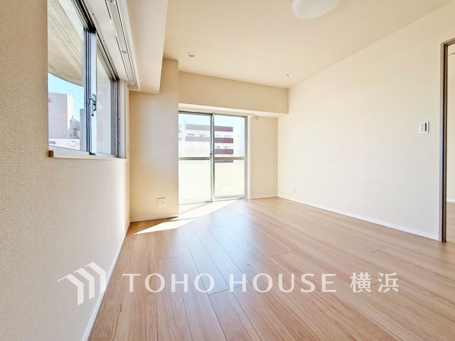 南東向きの大きな窓からたっぷり光が差し込む明るく開放的なリビングダイニングです。