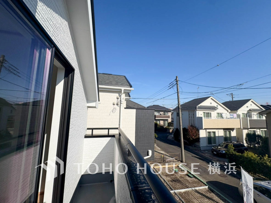 陽当たり良好なバルコニーから、閑静な住宅街の開放的な眺望を楽しめます。