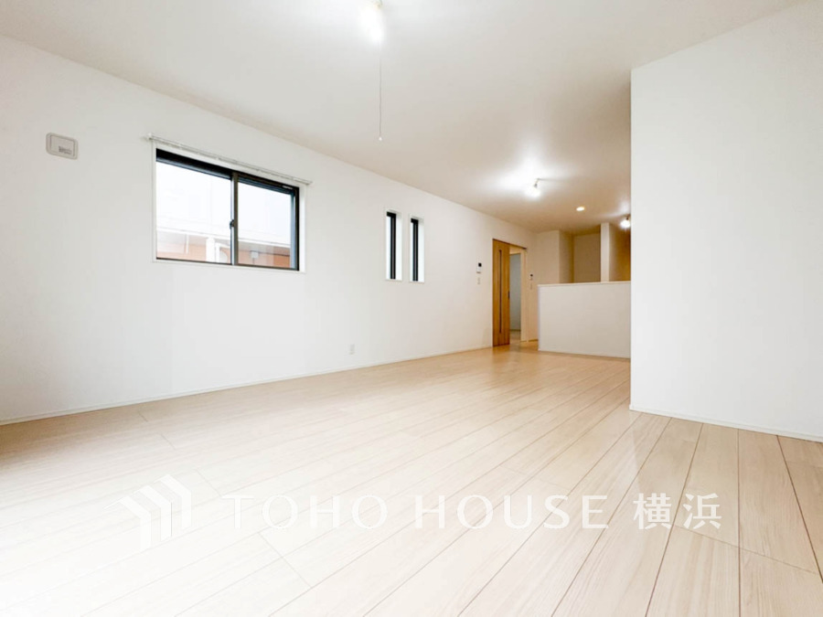 明るい光が差し込む広々としたリビング。シンプルで使いやすい間取りが魅力の快適空間です。