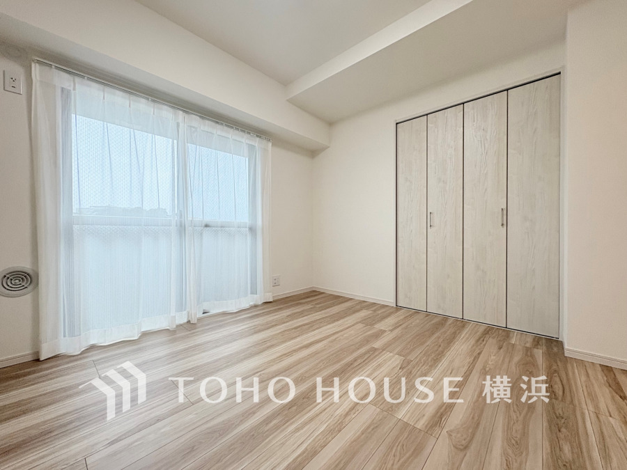 大きな窓からたっぷりと陽光が注がれる明るい空間。家族の成長に対応できる永住仕様の間取り。時を忘れて過ごす場所として過ごせるお部屋。