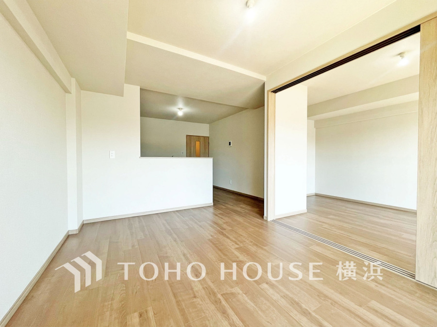 和やかで洗練された空間の演出。寛ぎとコミュニケーションを育む居心地のよい場所。やわらかな陽射しが降り注ぎ、室内に開放感と爽快感をもたらします。
