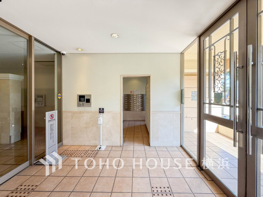 植栽の位置や開放的なエクステリアも含めて美しくトータルにデザインされています。時間のゆとりと空間、爽やかな陽光がもたらす光と風を贅沢なまでに感じる暮らしが始まります。