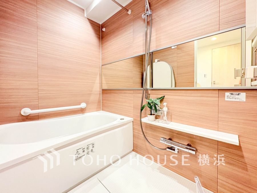 心地よいリラックスを叶える清潔感溢れる美しい空間。快適で機能的なバスルームです。
