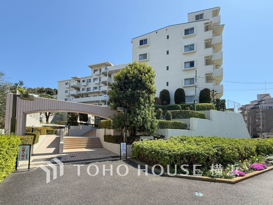 爽やかな青空の下に贅沢なほどに降り注ぐ陽光、豊かな居住性と、クオリティが見事に調和した住空間は、住まうことの喜びを感じさせてくれます。