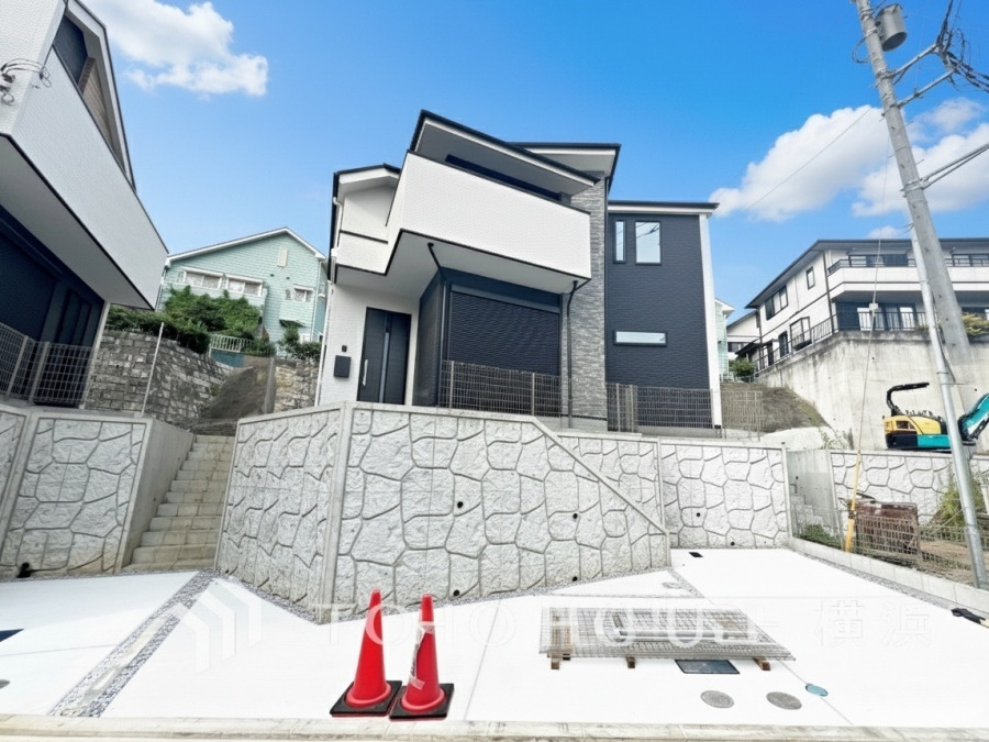開放感あふれる立地に建つ、スタイリッシュなデザインの新築一戸建て住宅です。