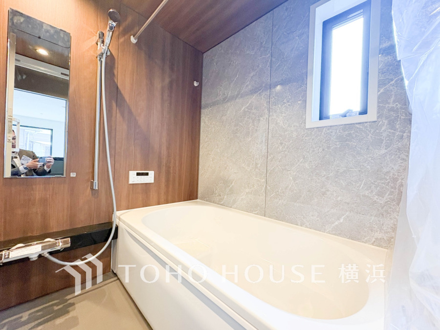 上質が感じられるカラーリングで、清潔な空間美を実現。一日の疲れが癒される優雅なバスタイムを堪能できるゆとりあるバスルームです。