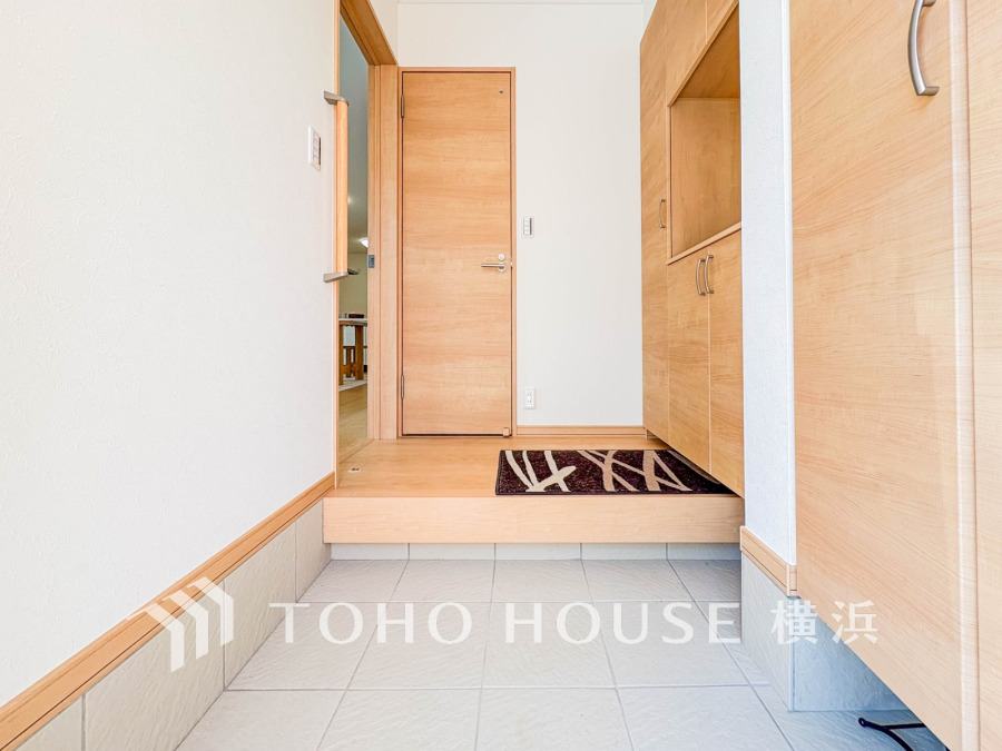 清潔感あふれる広々とした玄関。たっぷり収納できるシューズボックス付きで、すっきりとした空間を保てます。