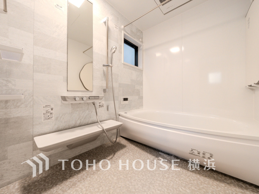 清潔感あふれる白を基調とした浴室。ゆったりとくつろげる広いバスタブと使いやすいシャワー設備が魅力です。