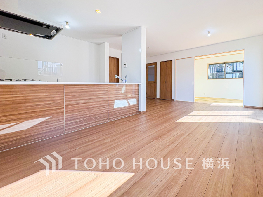 柔らかな色合いのフローリングと清潔感の溢れるクロスが明るい空間を創り出しているリビングダイニング。憩いの場に相応しく、ここで楽しむ家族の時間が絆をより深めてくれそうです。