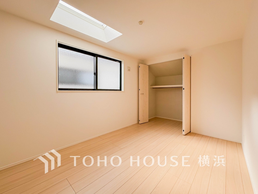 採光もアクセントの一つとして。プライベートルームにはやさしい光が射し込んでいて、この明るい好みの空間で読書をしたり、音楽を聞いたりと一人の時間も充実したものにできます。