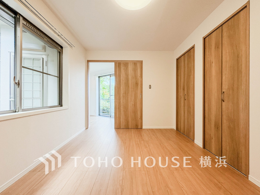 温かみのある木目調のフローリングと収納が充実した快適な居室空間です。