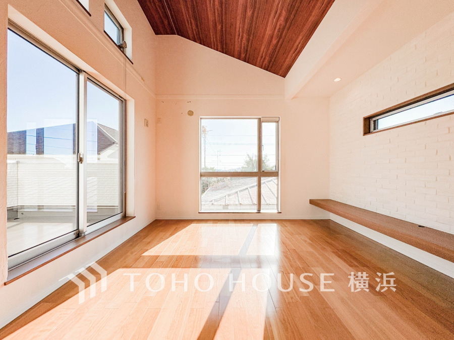 明るく開放的な空間が広がるLDK。室内には豊かな陽光が注ぎ込み、爽やかな住空間を演出。ホームパーティーでもゲストと一緒に料理を楽しみながら楽しい時間を過ごせそう。