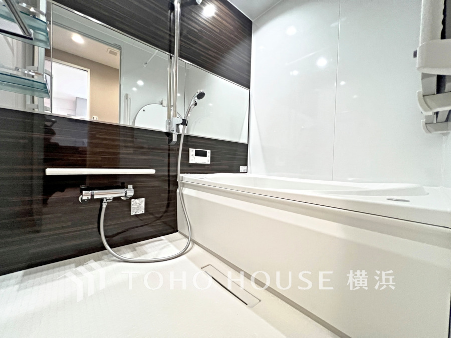 心地よいリラックスを叶える清潔感溢れる美しい空間。快適で機能的なバスルームです。
