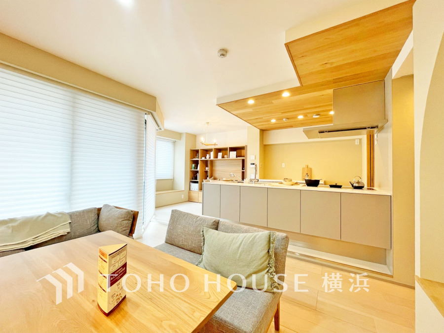 自然光がたっぷり入る開放的なリビングダイニング。木の温もりと柔らかな色合いが心地よい空間を演出します。