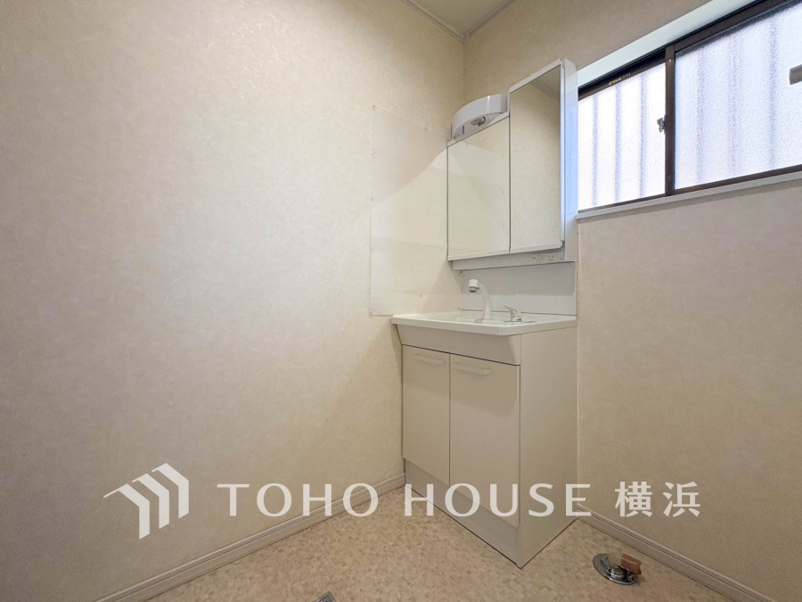 十分な大きさの洗面台は、身だしなみチェックや歯磨きなど、朝の慌ただしい時間でも余裕とゆとりを感じて頂けます。