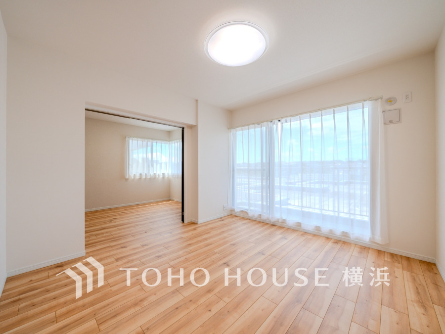 リビングに隣接した洋室の引き戸を開け放して空間を共有しながら開放的に使うこともできます。
