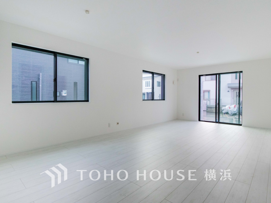 和やかで洗練された空間の演出。寛ぎとコミュニケーションを育む居心地のよい場所。やわらかな陽射しが降り注ぎ、室内に開放感と爽快感をもたらします。